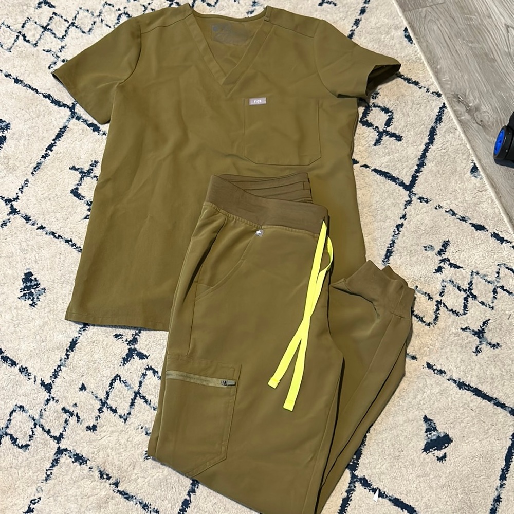 Womens Figs scrubs top is size small and bottoms XS in great condition